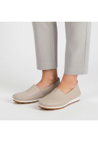 Półbuty damskie S.Barski, cholewka ze skóry naturalnej gładkiej wsuwany fason elastyczne wstawki po bokach widoczne przeszycia wokół noska lekka pode. Kolor: beżowy. Materiał: skóra. Szerokość cholewki: normalna. Wzór: gładki #1