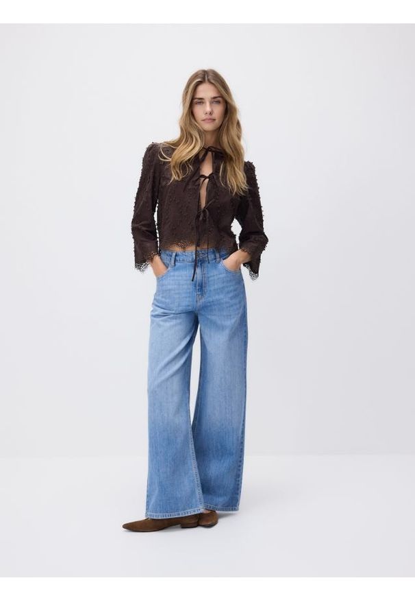 Reserved - Bluzka z haftowanym wzorem - brązowy. Kolor: brązowy. Materiał: tkanina, bawełna. Wzór: haft