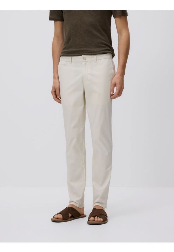 Reserved - Spodnie chino slim fit - złamana biel. Materiał: bawełna, tkanina