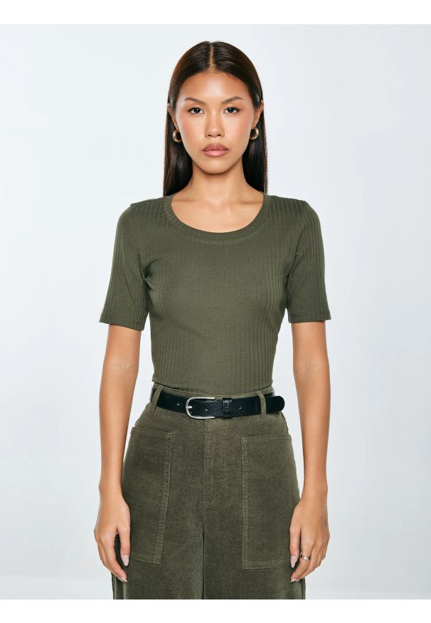 Big-Star - Koszulka damska w prążek khaki Asterca 303. Kolor: zielony. Materiał: jeans, prążkowany, dzianina. Wzór: prążki. Styl: klasyczny, elegancki