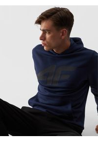 4f - 4F Bluza dresowa nierozpinana z kapturem męska - granatowa S. Okazja: na co dzień. Typ kołnierza: kaptur. Kolor: niebieski. Materiał: dresówka. Wzór: gładki, ze splotem, nadruk. Styl: casual, sportowy #2
