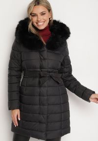 Born2be - Czarna Kurtka Pikowana z Futerkiem Przy Kapturze i Paskiem w Talii Dorinka. Okazja: na co dzień. Kolor: czarny. Materiał: futro. Długość rękawa: długi rękaw. Długość: długie. Styl: casual, elegancki #7