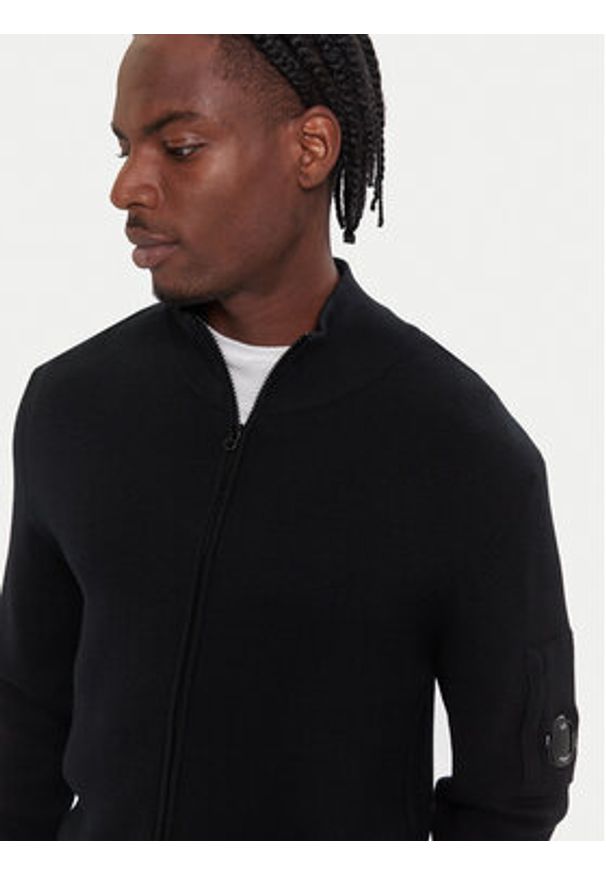 C.P. Company Sweter 19CMKN202A006595A Czarny Regular Fit. Kolor: czarny. Materiał: wełna, syntetyk