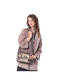 Szara Stylowa Listonoszka Damska Anekke Trzy Komory. Kolor: szary. Wzór: napisy. Dodatki: z breloczkiem. Styl: elegancki. Rodzaj torebki: na ramię #6