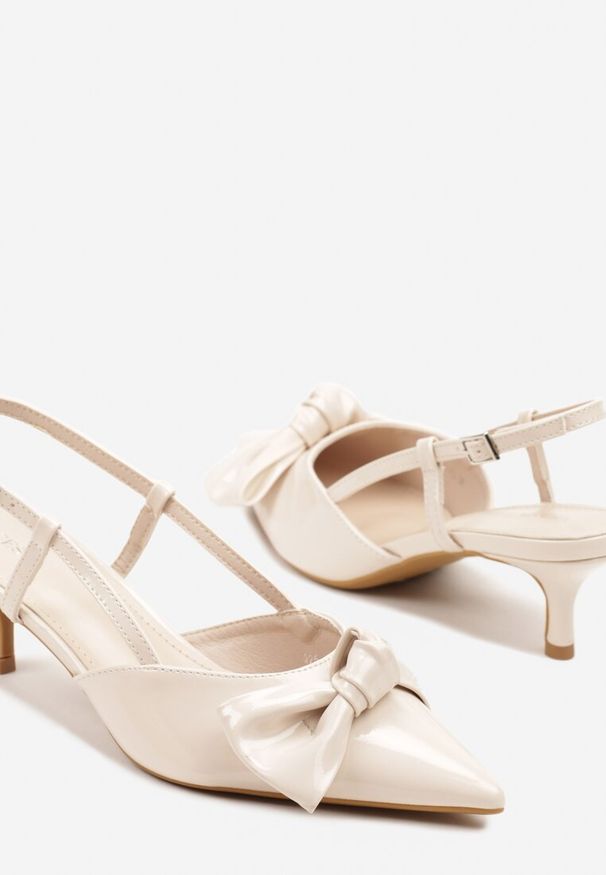 Born2be - Beżowe Lakierowane Sandały Vices na Kaczuszce Bez Pięty Ozdobione Kokardą Kovitara. Okazja: na co dzień, na ślub cywilny, na wesele. Kolor: beżowy. Materiał: lakier. Wzór: aplikacja. Obcas: na szpilce. Styl: casual, elegancki, klasyczny. Wysokość obcasa: niski