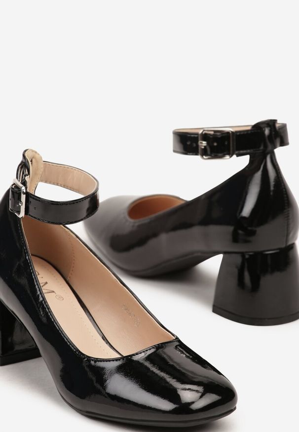 Born2be - Czarne Lakierowane Czółenka na Obcasie Ozdobione Paskiem Firicea. Okazja: na co dzień, do pracy, na spotkanie biznesowe. Zapięcie: pasek. Kolor: czarny. Materiał: lakier. Wzór: aplikacja. Obcas: na obcasie. Styl: biznesowy, casual. Wysokość obcasa: średni