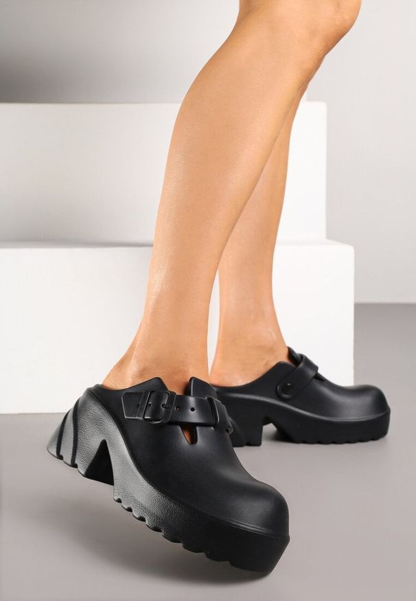 Born2be - Czarne Klapki na Grubej Podeszwie z Klamrą Ralunella. Okazja: na co dzień, na spacer. Kolor: czarny. Materiał: dresówka. Styl: klasyczny, elegancki, casual