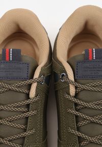 Born2be - Ciemnobeżowe Buty Sportowe Sneakersy Ozdobione Tłoczeniem i Napisami Hermala. Okazja: na co dzień. Kolor: beżowy. Materiał: jeans. Wzór: aplikacja, napisy #6