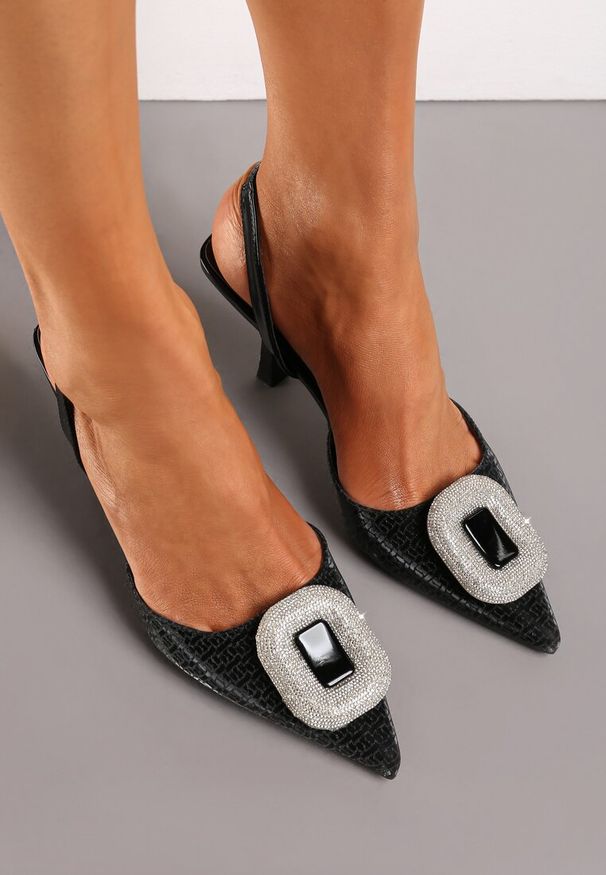 Born2be - Czarne Sandały na Szpilce z Metalową Ozdobą i Cyrkoniami Lumintia. Okazja: na co dzień. Kolor: czarny. Materiał: satyna. Wzór: aplikacja. Obcas: na szpilce. Styl: casual, elegancki