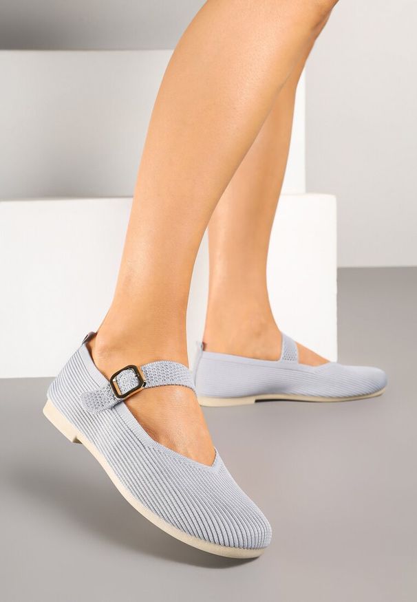 Born2be - Szare Balerinki z Ozdobnym Paskiem Tellenna. Okazja: na spotkanie biznesowe, do pracy, na co dzień. Zapięcie: pasek. Kolor: szary. Styl: biznesowy, casual, elegancki
