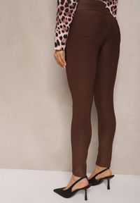 Renee - Brązowe Spodnie Skinny High Waist z Gumką w Talii Ivelbia. Okazja: na co dzień. Stan: podwyższony. Kolor: brązowy. Styl: casual #4
