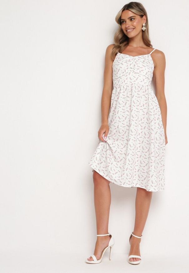 Born2be - Biało-Różowa Rozkloszowana Sukienka w Drobne Kwiaty na Cienkich Ramiączkach Reteri. Okazja: na randkę, na co dzień. Typ kołnierza: dekolt w kształcie V. Kolor: biały. Materiał: jeans. Długość rękawa: na ramiączkach. Wzór: kwiaty. Styl: casual