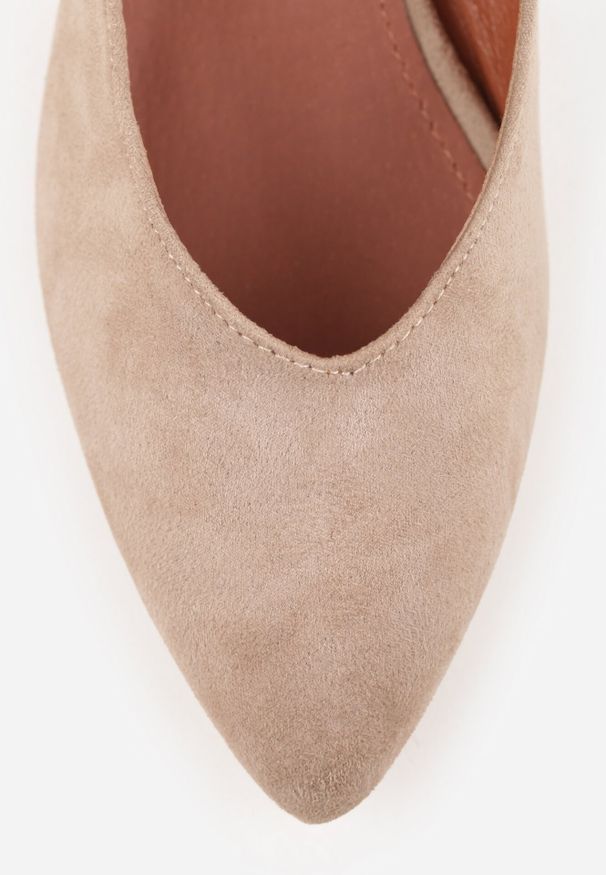 Born2be - Ciemnobeżowe Czółenka na Obcasie Vices ze Skórzaną Wkładką i Metaliczną Wstawką Ziztte. Okazja: na co dzień. Kolor: beżowy. Materiał: skóra. Wzór: aplikacja. Obcas: na obcasie. Styl: casual, klasyczny, elegancki. Wysokość obcasa: średni