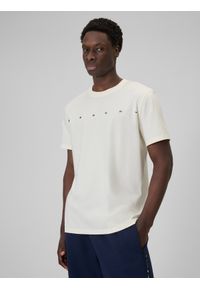 4f - 4F T-shirt regular z nadrukiem męski - beżowy S. Okazja: na co dzień. Kolor: beżowy. Materiał: bawełna, materiał, dzianina. Wzór: nadruk. Styl: casual, klasyczny #1