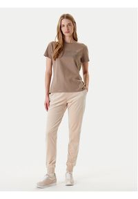 Guess T-Shirt V5YI08 J1314 Brązowy Regular Fit. Kolor: brązowy. Materiał: bawełna #3