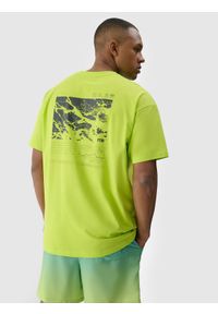 4f - T-shirt oversize z nadrukiem męski - zielony. Okazja: na co dzień. Kolor: zielony. Materiał: jersey, dzianina, bawełna. Długość rękawa: krótki rękaw. Długość: krótkie. Wzór: nadruk. Styl: casual, klasyczny, sportowy
