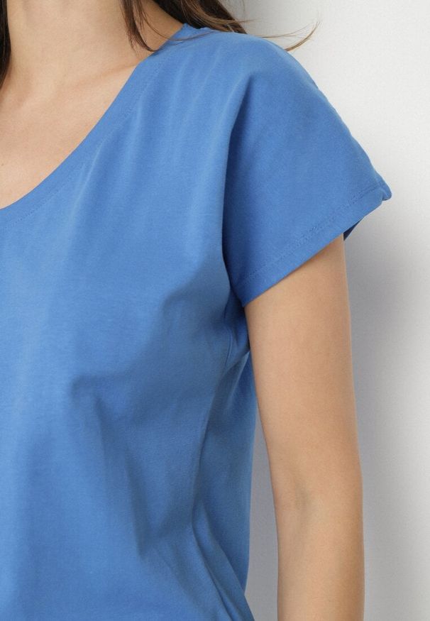 Born2be - Niebieski Bawełniany T-shirt z Trójkątnym Dekoltem Linarosea. Okazja: na co dzień. Kolor: niebieski. Materiał: bawełna. Styl: casual