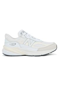 Buty damskie New Balance U990GB6 – białe. Kolor: biały. Materiał: guma, skóra. Szerokość cholewki: normalna. Sport: bieganie