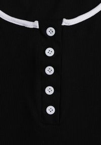 Renee - Czarny Prążkowany Top z Bawełny Ozdobiony Guzikami przy Dekolcie Beralissa. Okazja: na co dzień. Kolor: czarny. Materiał: prążkowany, bawełna. Wzór: aplikacja. Styl: casual #5