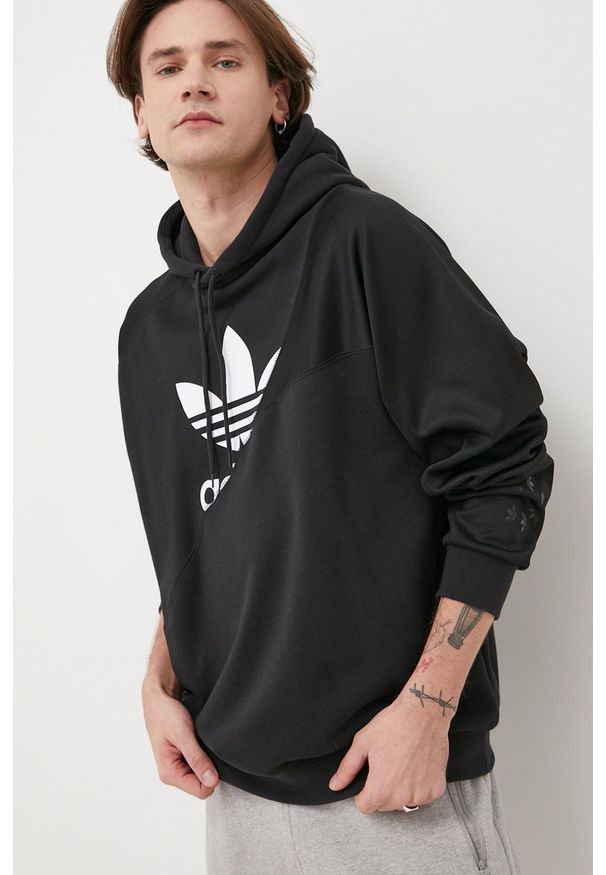 adidas Originals - Adidas Originals bluza bawełniana męska kolor czarny z kapturem z nadrukiem. Typ kołnierza: kaptur. Kolor: czarny. Materiał: bawełna. Wzór: nadruk