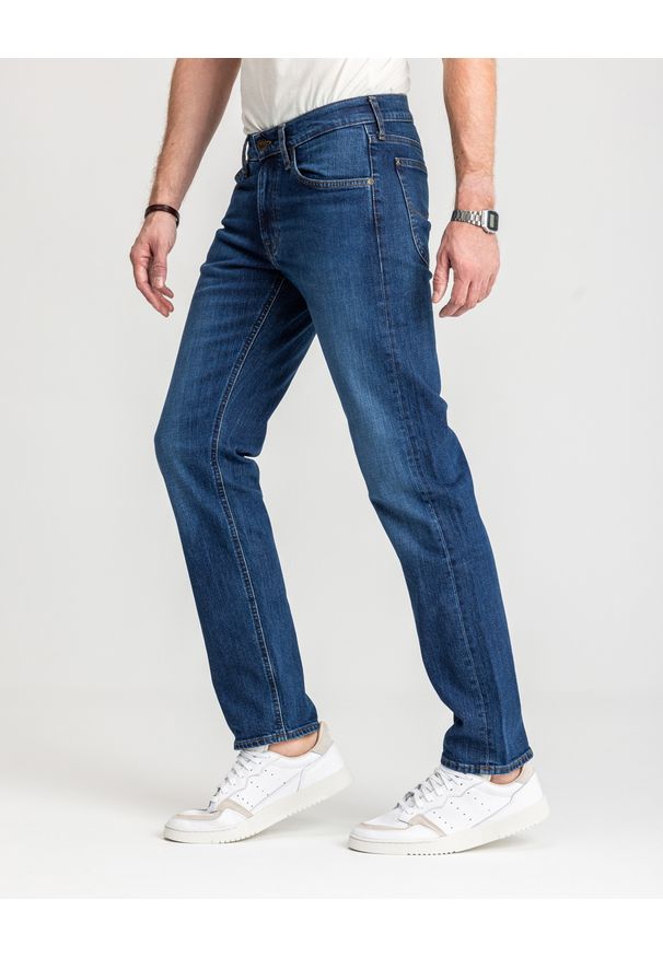 Lee - LEE DAREN MĘSKIE SPODNIE JEANSOWE REGULAR STRAIGHT L707KNDD 112118219. Okazja: do pracy, na co dzień. Długość: krótkie. Wzór: napisy, jednolity. Sezon: jesień, wiosna, lato. Styl: klasyczny, casual