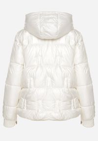 Born2be - Biała Pikowana Kurtka z Odpinanym Kapturem Wydłużonym Tyłem i Ściągaczami Zinonia. Okazja: na co dzień. Kolor: biały. Materiał: skóra, wełna, jeans, polar. Sezon: zima, jesień. Styl: elegancki, casual, sportowy #7