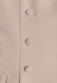 Renee - Beżowa Rozkloszowana Sukienka Marynarka VICES z Usztywnianymi Ramionami Ilarita. Okazja: do pracy, na spotkanie biznesowe. Kolor: beżowy. Styl: biznesowy #5