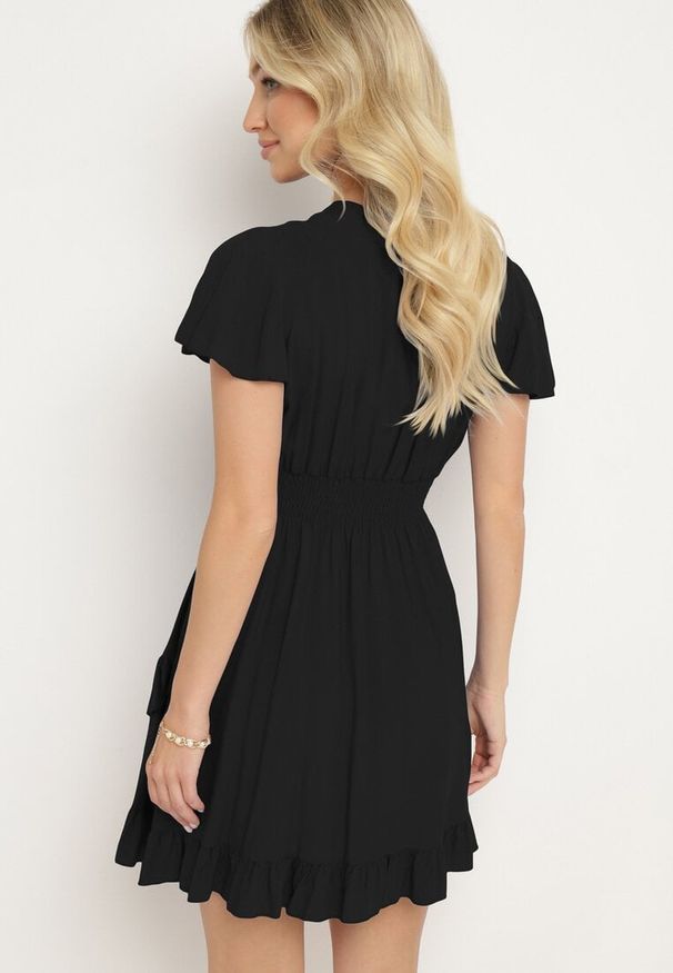 Born2be - Czarna Bawełniana Sukienka z Gumkami w Talii z Kopertowym Dekoltem i Falbankami Lolana. Typ kołnierza: kołnierz z falbankami. Kolor: czarny. Materiał: bawełna. Długość rękawa: krótki rękaw. Typ sukienki: kopertowe