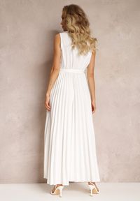 Renee - Biała Rozkloszowana Sukienka Maxi z Plisowanym Dołem i Gumką w Talii Sare. Kolor: biały. Materiał: materiał, tkanina. Typ sukienki: kopertowe. Styl: wizytowy. Długość: maxi #3