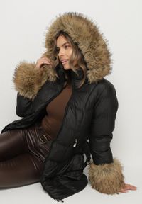 Born2be - Czarna Pikowana Kurtka z Paskiem i Kapturem Zdobiona Futerkiem Olunelia. Okazja: na co dzień. Kolor: czarny. Materiał: futro. Wzór: aplikacja. Styl: casual, elegancki, klasyczny #7