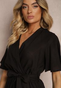 Renee - Czarny Kopertowy Kombinezon z Bawełny Wiązany w Talii Materiałowym Paskiem Vikly. Okazja: na co dzień. Kolor: czarny. Materiał: bawełna, materiał. Styl: elegancki, casual #4