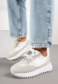 Born2be - Biało-Beżowe Sneakersy na Grubej Podeszwie z Ozdobnym Paskiem Alutra. Okazja: na co dzień. Zapięcie: pasek. Kolor: biały. Materiał: jeans. Obcas: na platformie #6