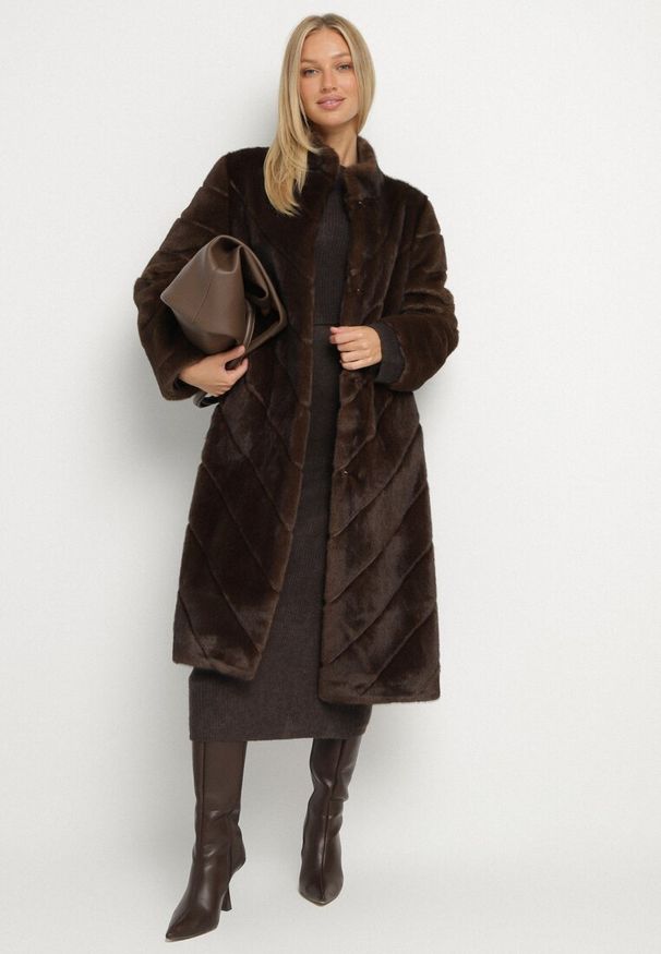 Born2be - Brązowy Długi Płaszcz Futerko z Ozdobnymi Przeszyciami i Stójką Zenima. Okazja: na co dzień. Typ kołnierza: kołnierzyk stójkowy. Kolor: brązowy. Materiał: futro. Długość: długie. Styl: klasyczny, casual, elegancki
