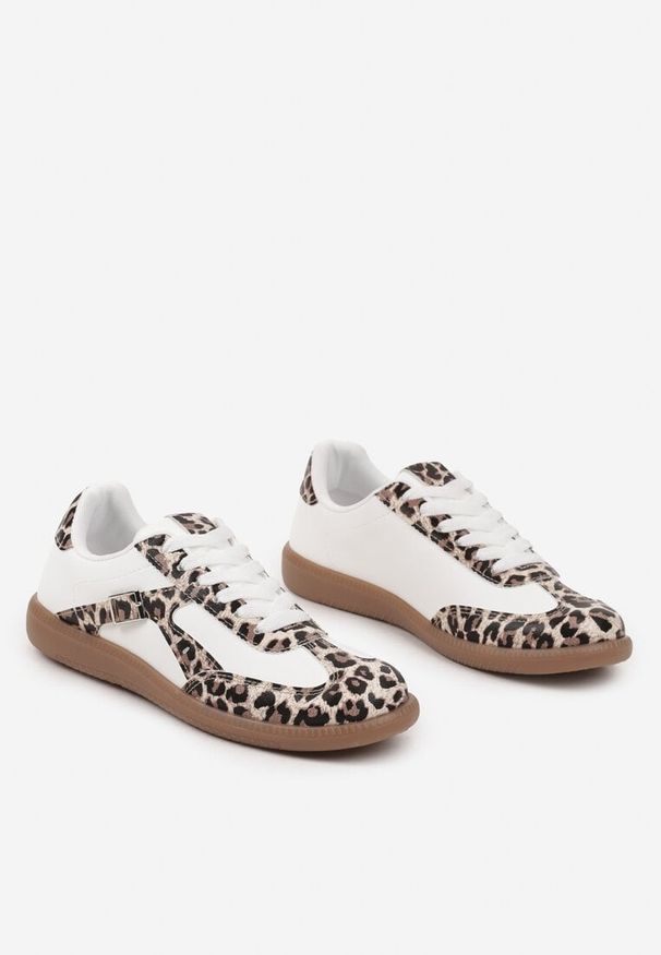 Born2be - Panterkowo-Białe Sneakersy w Stylu Kultowych Tenisówek z Ozdobną Klamerką Senaliera. Okazja: na co dzień. Zapięcie: sznurówki. Kolor: biały. Materiał: jeans