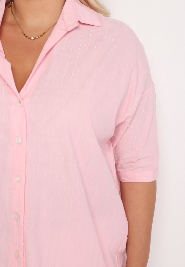 Born2be - Różowa Bawełniana Koszula z Krótkim Rękawem Tinalyni. Okazja: na spotkanie biznesowe, do pracy. Kolekcja: plus size. Kolor: różowy. Materiał: bawełna. Długość rękawa: krótki rękaw. Długość: krótkie. Styl: biznesowy, klasyczny, elegancki