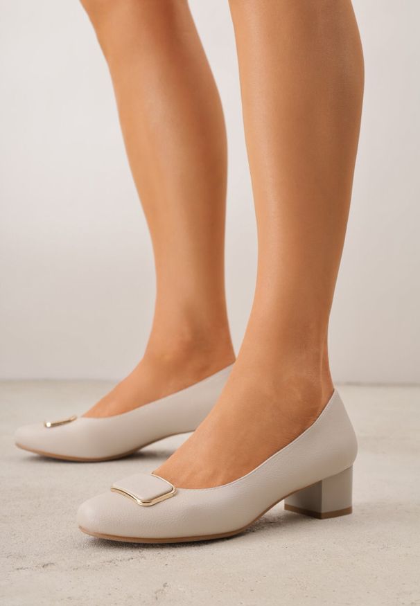 Born2be - Białe Czółenka na Niskim Słupku ze Skórzaną Wkładką i Aplikacją Cezela. Okazja: na co dzień, na wesele, na ślub cywilny, na imprezę. Kolor: biały. Materiał: skóra. Wzór: aplikacja. Obcas: na słupku. Styl: elegancki, casual