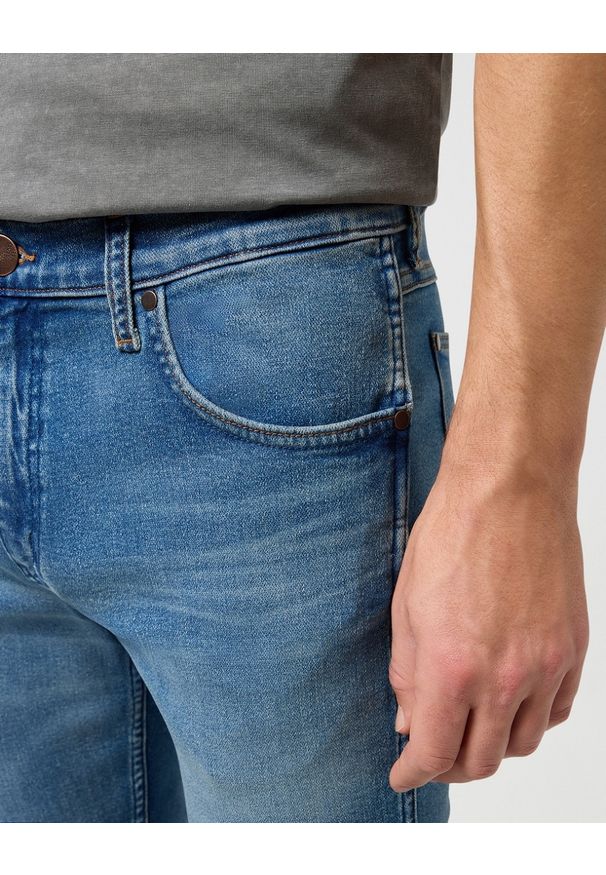 Wrangler - WRANGLER GREENSBORO MĘSKIE SPODNIE JEANSOWE JEANSY DŻINSY CRAFTED 112350835