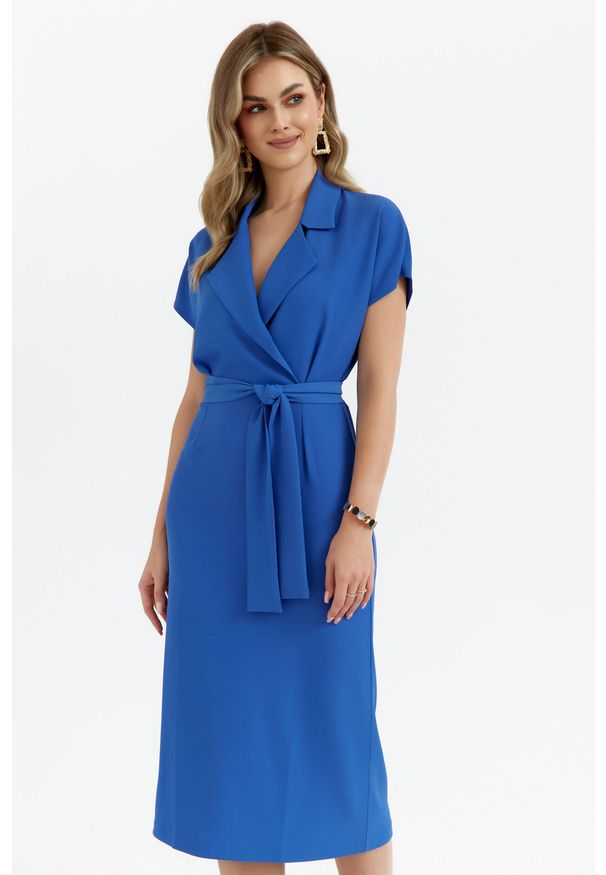 Sukienki.shop - Elegancka sukienka z kołnierzem niebieska. Okazja: na co dzień, na spotkanie biznesowe, na randkę. Kolor: niebieski. Materiał: guma, tkanina, elastan. Wzór: kolorowy. Typ sukienki: kopertowe, proste, dopasowane. Styl: elegancki. Długość: midi