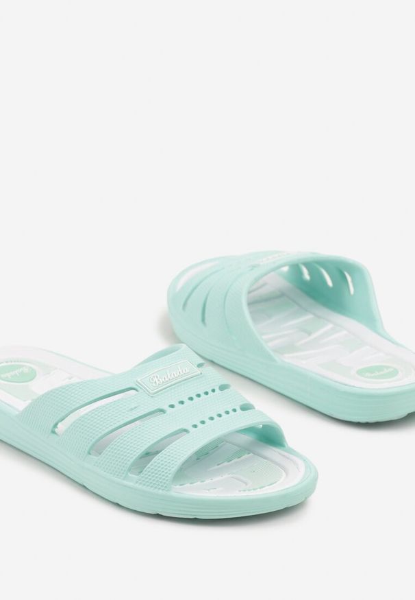 Born2be - Zielono-Białe Piankowe Klapki w Sportowym Stylu z Wycięciami Marwena. Okazja: na co dzień, na plażę. Kolor: zielony. Wzór: aplikacja. Obcas: na płaskiej podeszwie. Styl: sportowy