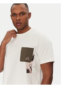 Adidas - adidas T-Shirt Lens Elevated Pocket Graphic JJ3928 Biały Loose Fit. Kolor: biały. Materiał: bawełna #2