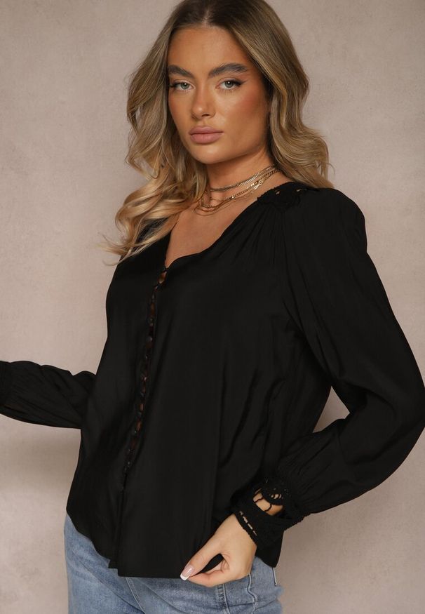 Renee - Czarna Koszula Ozdobiona Ażurowym Wzorem Erivora. Kolor: czarny. Materiał: jeans. Wzór: ażurowy, aplikacja. Styl: elegancki