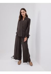 Reserved - Szerokie spodnie z modalem - ciemnobrązowy. Kolor: brązowy. Materiał: tkanina #1