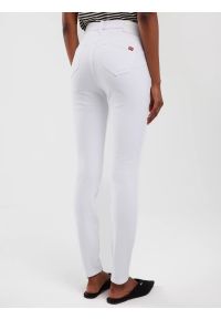 Big-Star - Jeansy damskie push up z wysokim stanem białe Melinda High Waist 101. Okazja: na spotkanie biznesowe, na spacer. Stan: podwyższony. Kolor: biały. Styl: wakacyjny, klasyczny, biznesowy