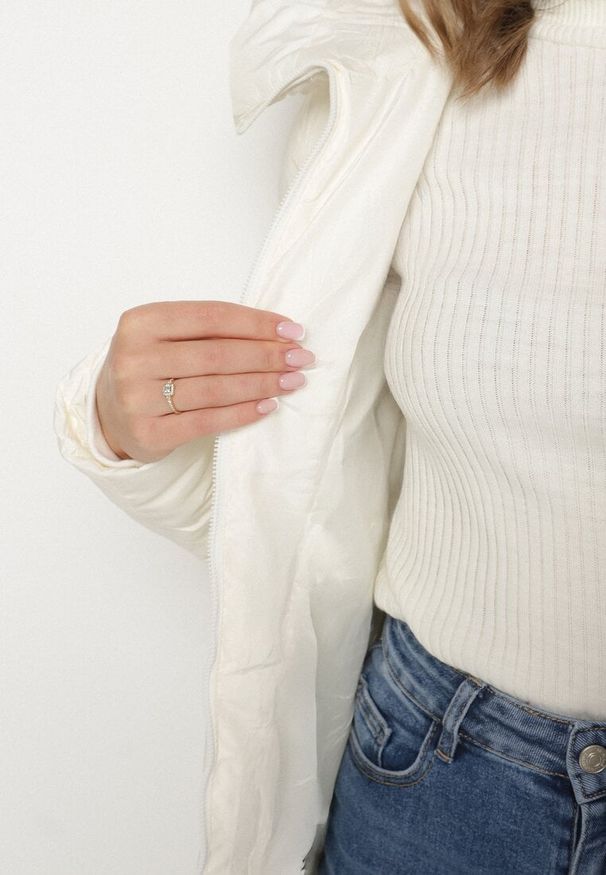 Born2be - Biała Długa Kurtka Pikowana z Kapturem i Ozdobną Taśmą przy Suwaku Galorrea. Okazja: na co dzień. Typ kołnierza: kaptur. Kolor: biały. Materiał: poliester, dzianina, jeans. Długość: długie. Styl: casual, elegancki