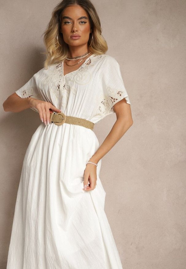 Renee - Biała Bawełniana Sukienka w Stylu Boho z Kieszonkami Orrane. Typ kołnierza: dekolt w kształcie V. Kolor: biały. Materiał: bawełna. Wzór: haft. Sezon: lato. Styl: boho