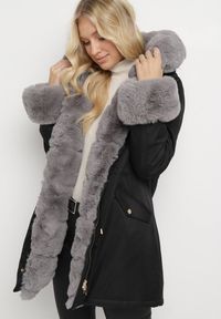 Born2be - Czarno-Szara Kurtka Parka z Futerkiem i Kapturem Aresja. Okazja: na co dzień. Kolor: czarny. Materiał: futro. Sezon: zima. Styl: casual #1