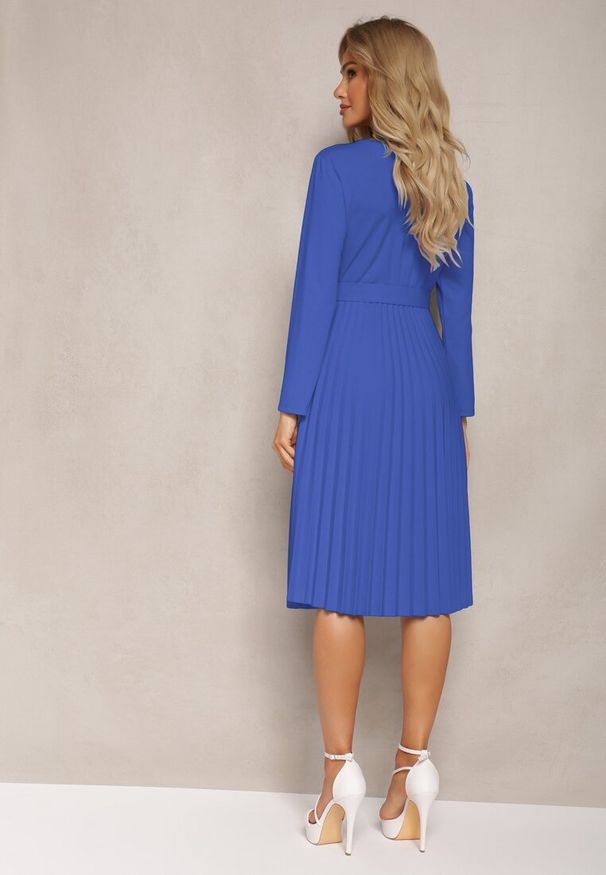 Renee - Granatowa Plisowana Sukienka Midi z Paskiem w Talii Pailomena. Kolor: niebieski. Długość: midi