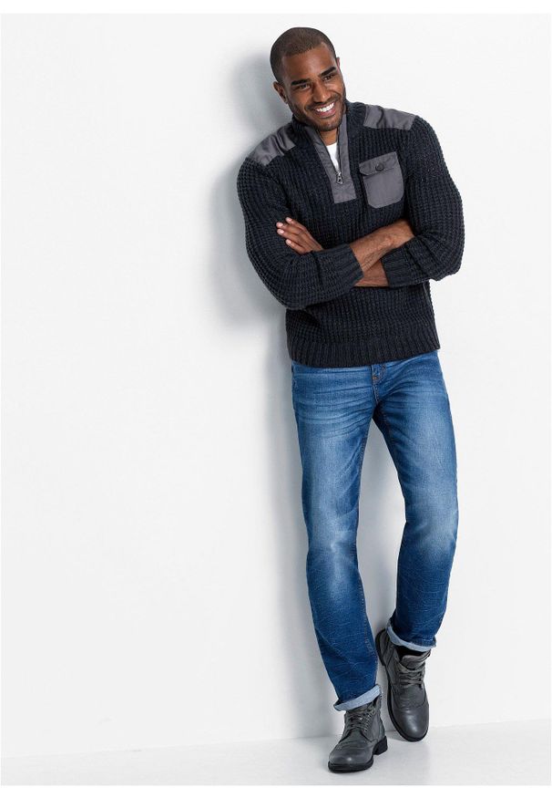 bonprix - Sweter ze stójką z grubej dzianiny ze wstawkami. Typ kołnierza: kołnierzyk stójkowy. Kolor: szary. Materiał: tkanina, dzianina. Wzór: ze splotem