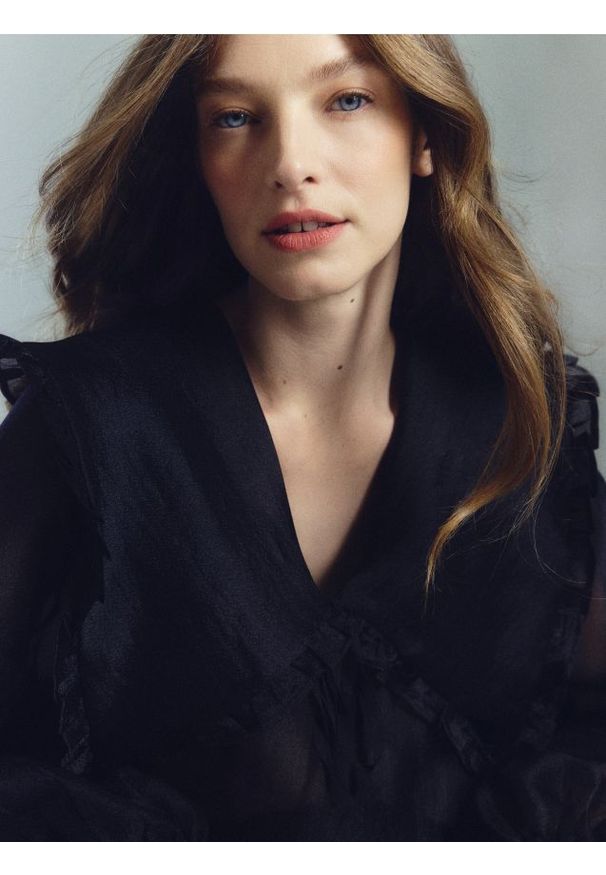 Reserved - Bluzka z ozdobnym kołnierzem - czarny. Kolor: czarny. Materiał: tkanina