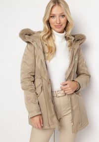 Born2be - Beżowa Kurtka Parka ze Ściągaczem i Kapturem z Futerkiem Kathateia. Okazja: na co dzień. Kolor: beżowy. Materiał: futro. Długość rękawa: długi rękaw. Długość: długie. Styl: casual, elegancki, klasyczny #1